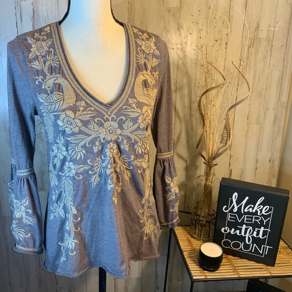 Johnny Was embroidered V-neck. Size XS.